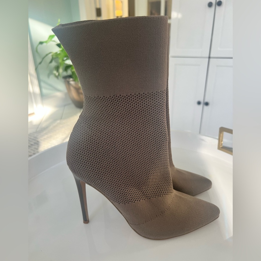 Steve Madden “Century” booty/ boots size 8.5 tan/taupe
